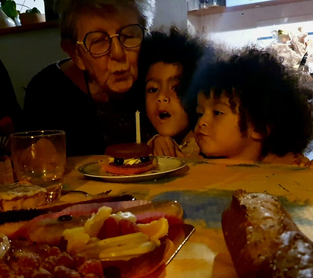 Mémé souffle les bougies avec les enfants